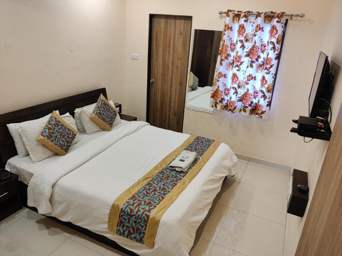 Hotel Blue Leaf Раджкот Экстерьер фото
