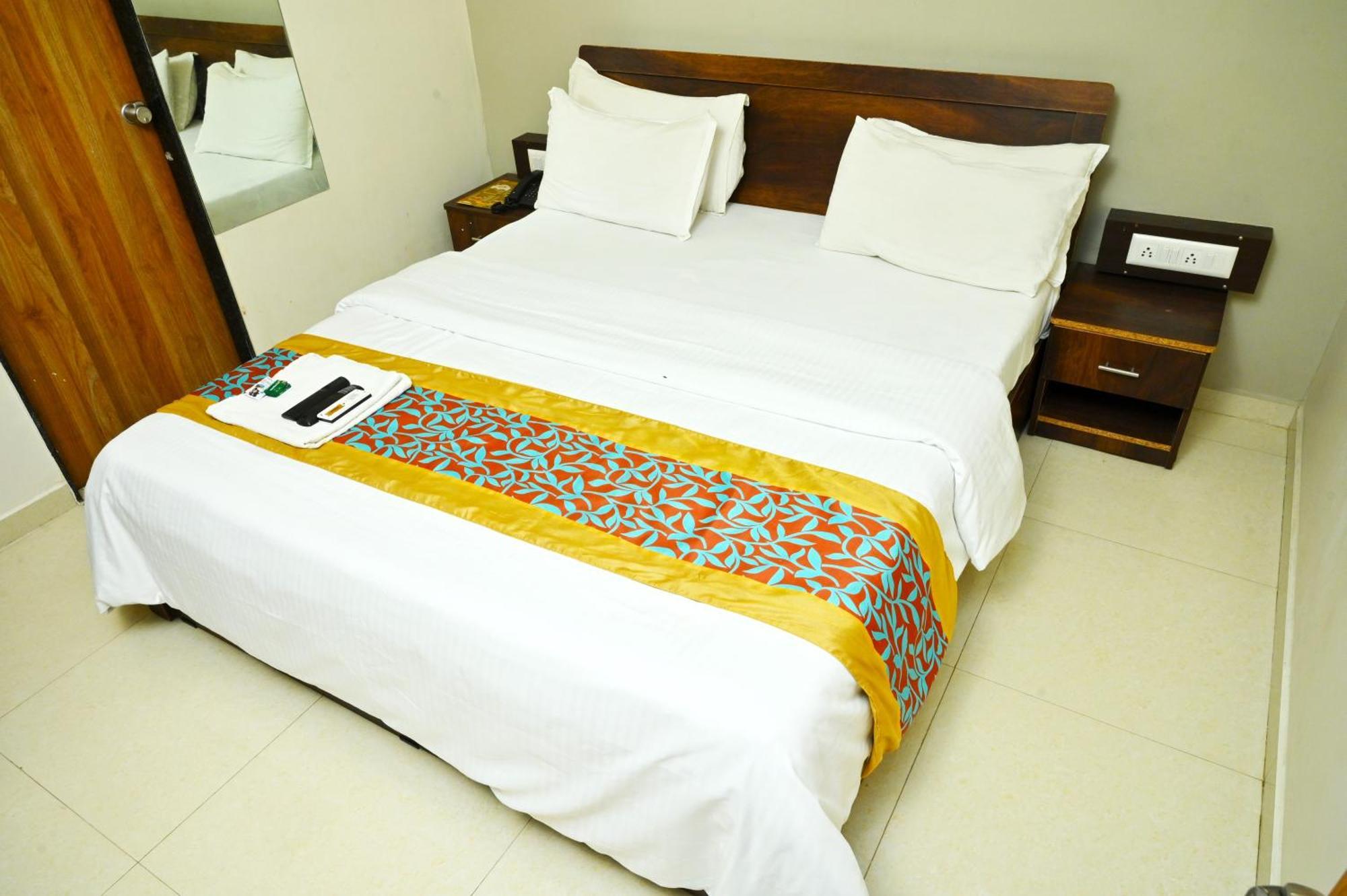 Hotel Blue Leaf Раджкот Экстерьер фото
